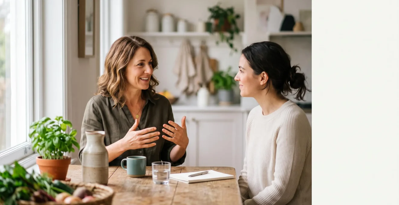 Coach nutrition et client analysant ensemble un carnet de suivi alimentaire lors d'une séance quotidienne, symbolisant la transformation de la théorie en automatismes