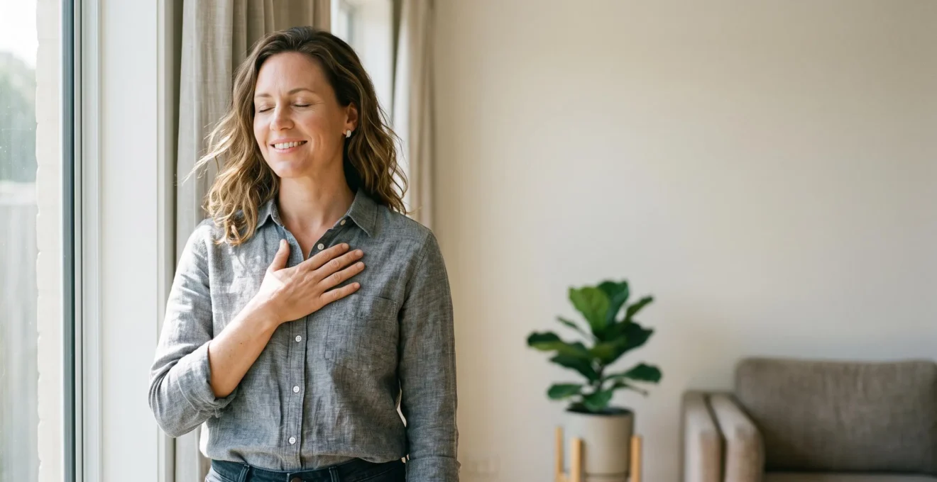 Femme souriante et sereine dans une lumière naturelle douce, incarnant la confiance corporelle au-dela du chiffre sur la balance